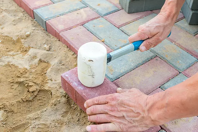 Zámková dlažba a jej kvalita a trvácnosť
