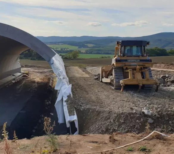 Výstavba ciest, mostov a diaľnic: chrbtová kosť modernej infraštruktúry