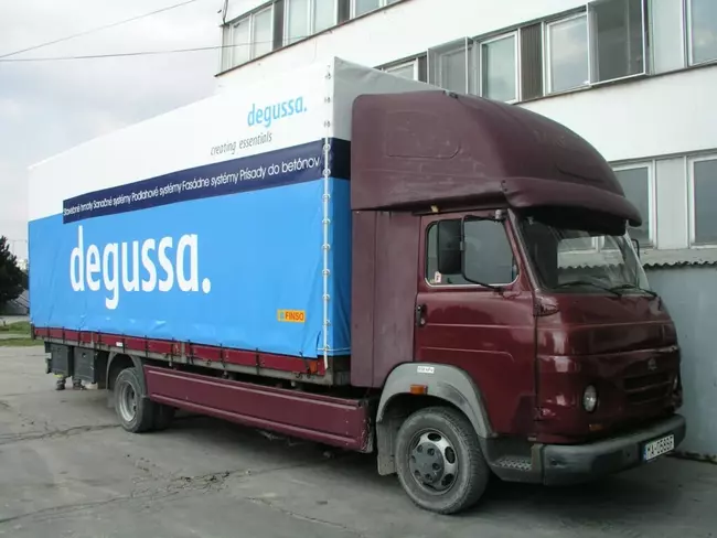 Plachty na kamióny: bezpečnosť, odolnosť a riešenie na mieru