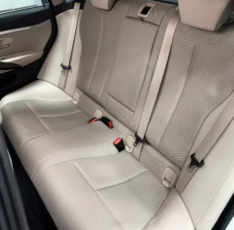 Profesionálne tepovanie interiéru auta v Bratislave pre žiarivo čistý vzhľad